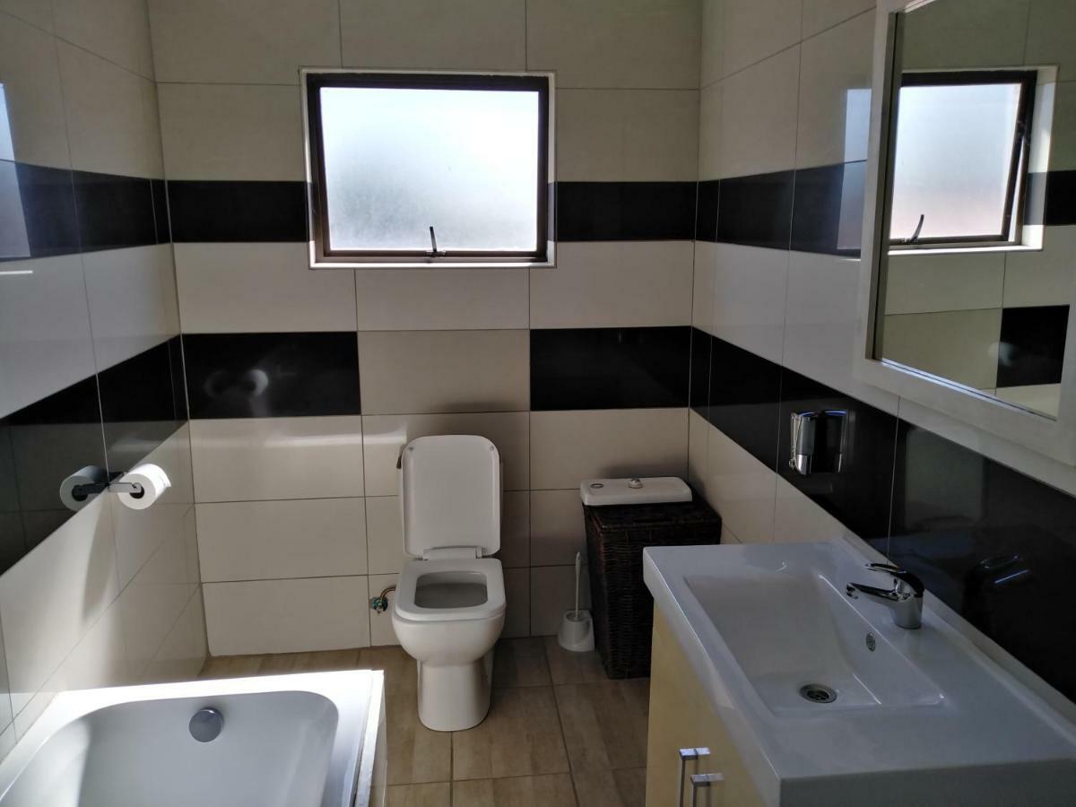 On Hill Lodge Bloemfontein Bagian luar foto