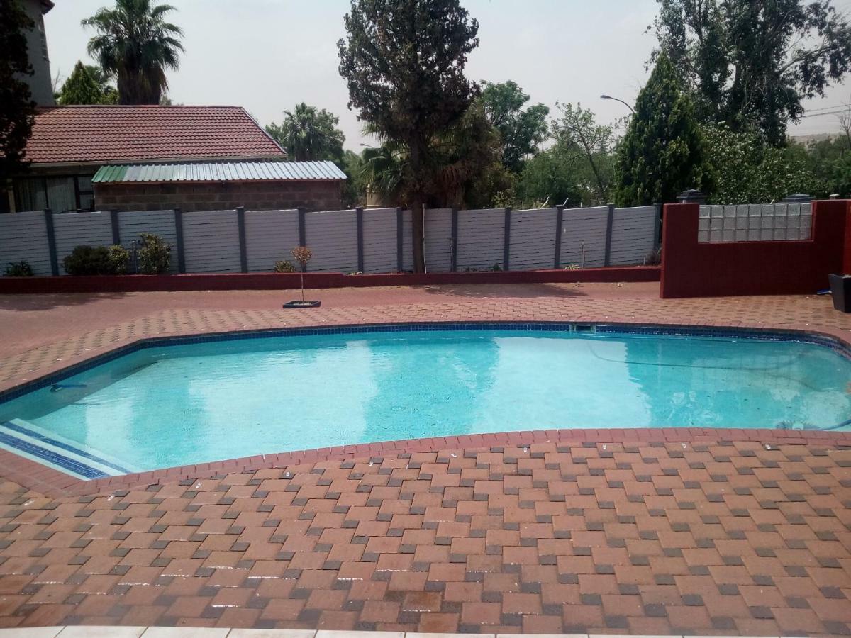On Hill Lodge Bloemfontein Bagian luar foto