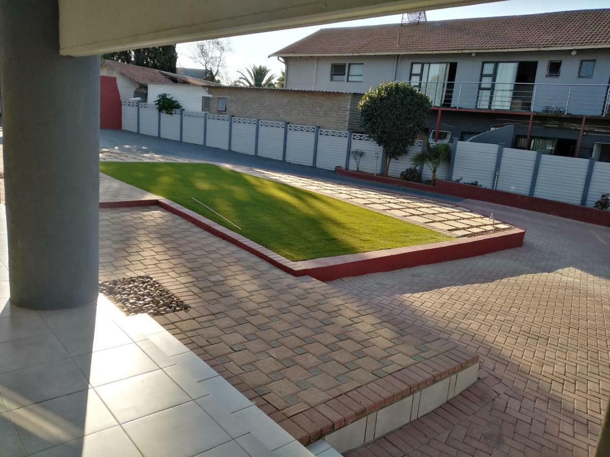 On Hill Lodge Bloemfontein Bagian luar foto
